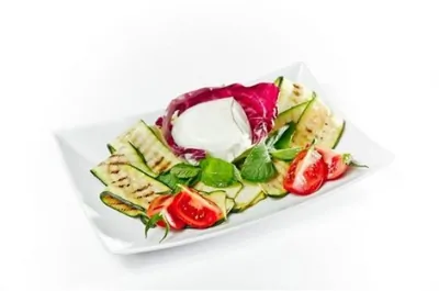 Салат с моцареллой и цукини