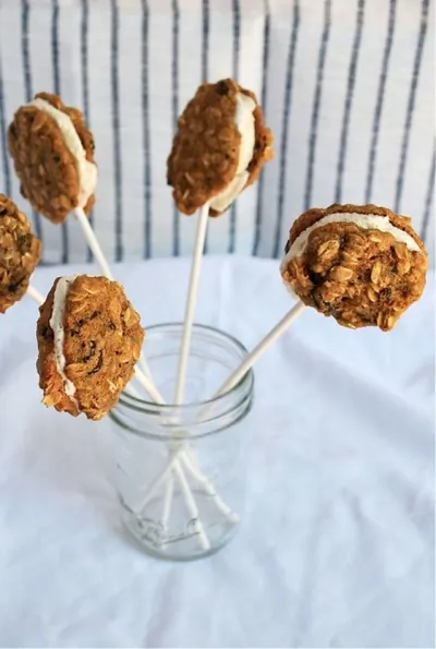 Мини-сэндвичи с овсяным печеньем и коричным мороженым на палочке