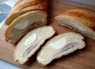 Батон, фаршированный сельдью и яйцами