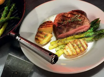 Стейки с картофелем и спаржей на гриле