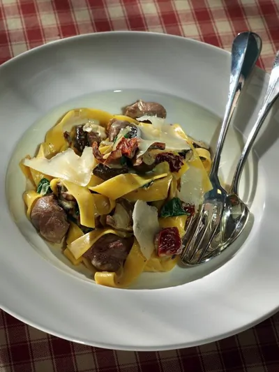 Шафрановые паппарделле с грибами шиитаке, вялеными томатами, шпинатом и уткой