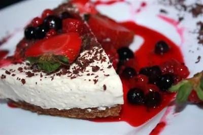 Парфе с соусом из лесных ягод