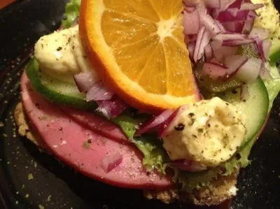 Датский открытый сэндвич с паштетом и салями