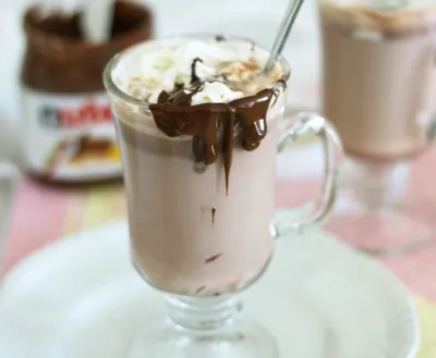 Фраппе с горячим шоколадом и кремом из фундука