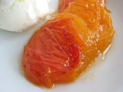 Абрикосы в ромашковом сиропе со сметанным мороженым