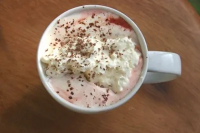 Красный бархатный горячий шоколад