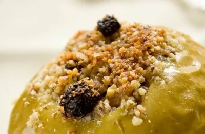 Яблоки, запеченные с орехами и медом