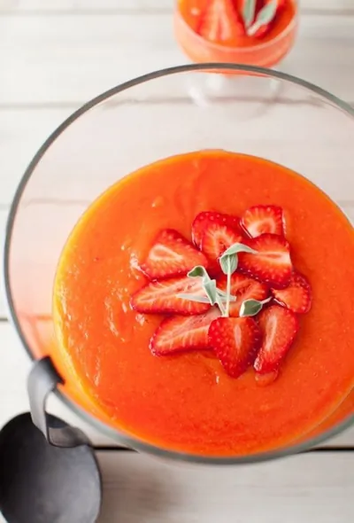 Летний суп-пюре с папайей и клубникой