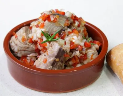 Закуска из макрелевого тунца (скумбрии) в маринаде