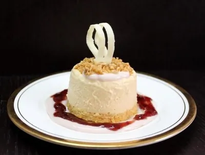 Мельба (персиковое парфе с малиновым соусом)