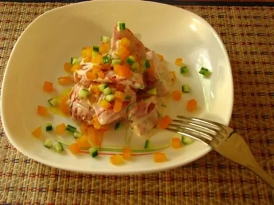 Салат из помидоров, огурца и болгарского перца под сметанной заправкой