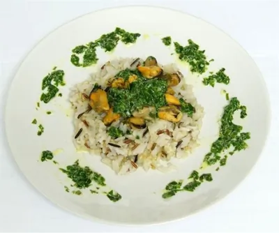 Четыре риса с мидиями и соусом из шпината