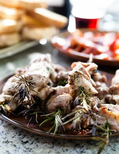 Свинина, жаренная на розмариновых шпажках