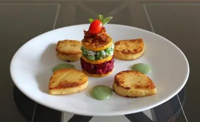 Листья поленты с овощным мильфеем и соусом из кориандра