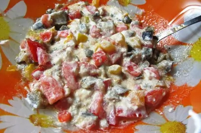 Теплый салат с баклажанами, болгарским перцем и фетой