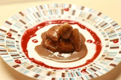 Нежное куриное филе, припущенное в горячем шоколаде, с малиновым соусом