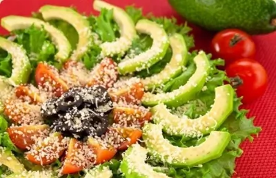 Салат с авокадо, помидорами, маслинами и пармезаном