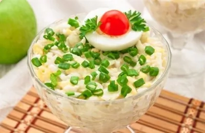 Салат с кальмарами, яблоками и сыром