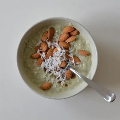 Кокосовая овсяная каша с матчей и миндалем
