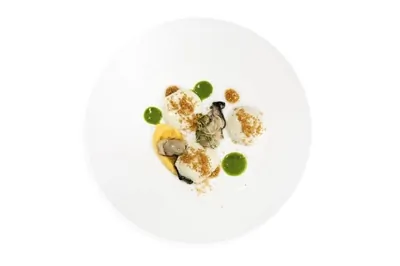 Устрицы с сыром мимолет, горчицей и водяным крессом