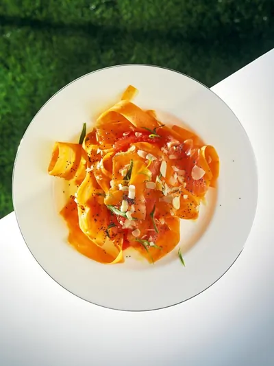 Салат из моркови и миндаля со слабосоленым лососем