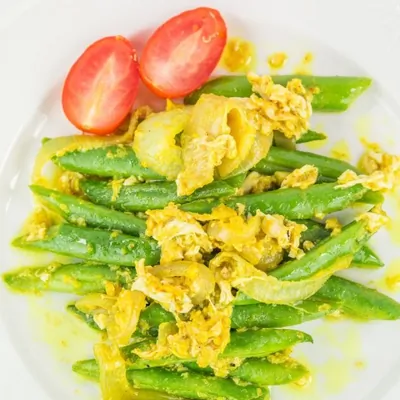 Стручковая фасоль с яйцом и помидорами