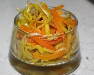 Теплый салат из моркови и лука-порея