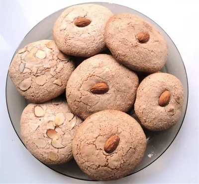 Тягучее миндальное печенье с абрикосовыми косточками