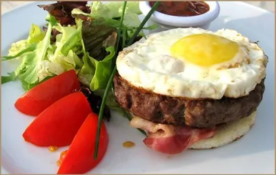 Рубленые бифштексы с деревенским яйцом