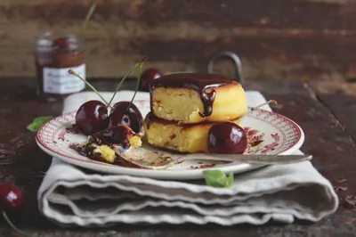 Ванильные сырники с шоколадным соусом и черешней