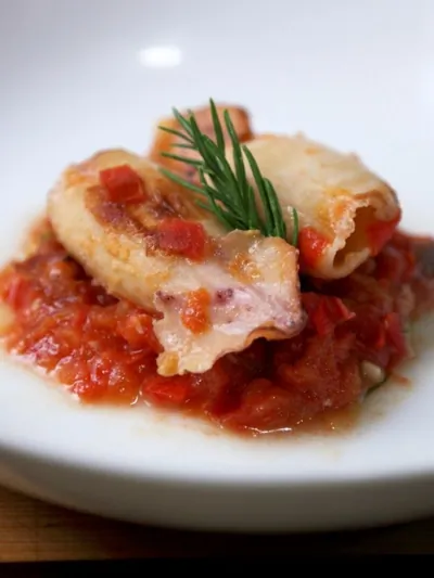 Кальмары, тушеные с помидорами и розмарином