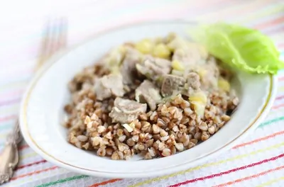 Индейка на кабачковой подушке с гречкой