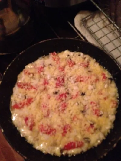 Пицца на сковороде с колбасой и грибами