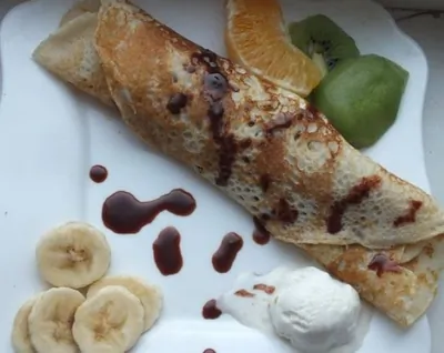 Блинчики с мороженым и фруктами