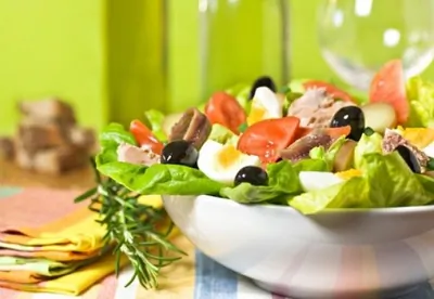 Салат нисуаз с пармезаном