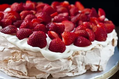 Торт «Павлова» с клубникой