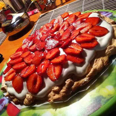 Торт «Павлова» со сливочным кремом и клубникой