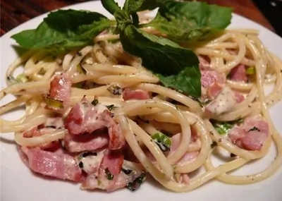 Спагетти с беконом в сырном соусе