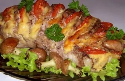 Свинина, запеченная гармошкой, с картофельными грибами
