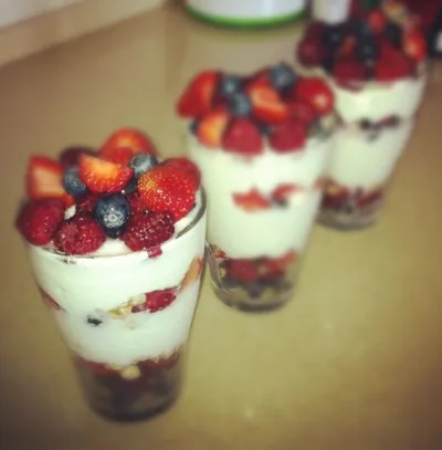 Воздушный десерт с ягодами