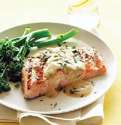 Лосось под огуречным соусом