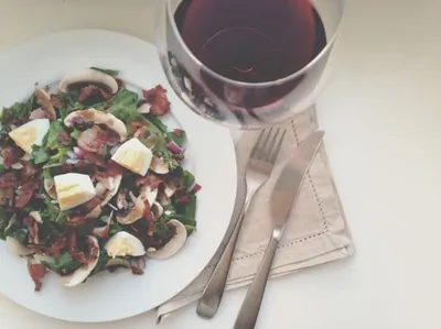 Салат из шпината и яиц с теплой заправкой из бекона