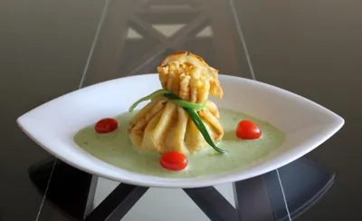 Блинные мешочки с соусом из спаржи