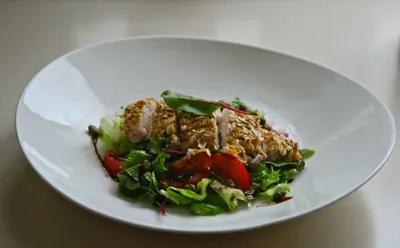 Салат с куриной грудкой и апельсиново-медовой заправкой