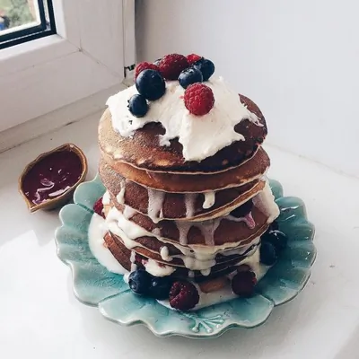 Американские панкейки с кремом из маскарпоне и малиной