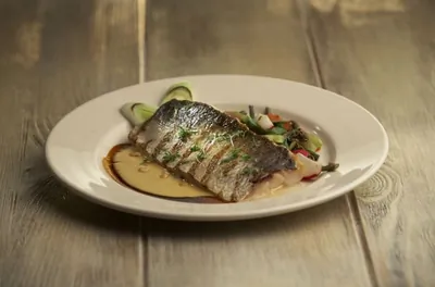 Жареное филе муксуна с теплым овощным салатом и орляком