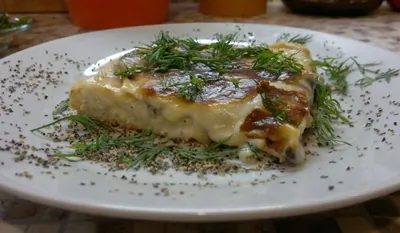 Рыбная запеканка из пикши с грибами под соусом бешамель