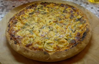 Пицца с кальмарами и креветками на тонком тесте из двух сортов муки