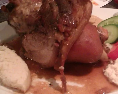 Печеное веперево колено (запеченная свиная рулька)