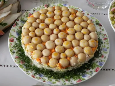 Слоеный салат с грибами, мясом и плавлеными сырками